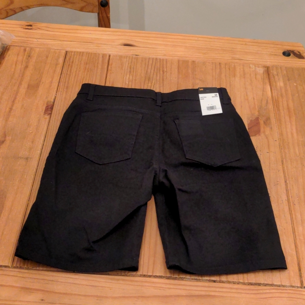 NWT Lee Black Mid-Rise Relaxed Fit Women's Shorts, Size 10 - Picture 2 of 9